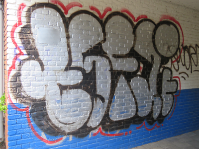 829822 Afbeelding van graffiti met een gestileerde tekst, in de onderdoorgang naar het pand Homeruslaan 59 te Utrecht.